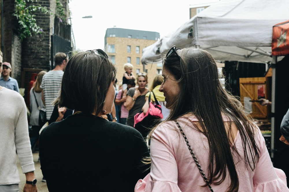 Patriarchy Chicken: Hot Girl Walk mit Ellenbogeneinsatz